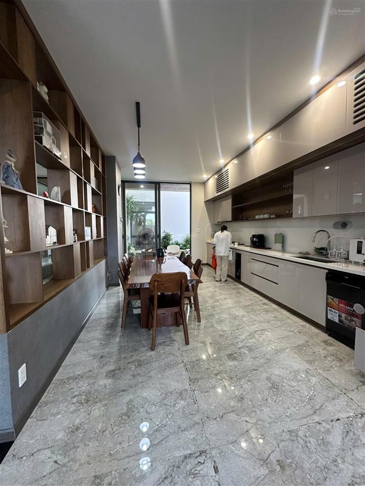 Bán căn biệt thự như hình  view trực diện sông.
diện tích đất 367m (14,7x 25m)