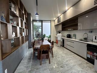 Bán căn biệt thự như hình  view trực diện sông.
diện tích đất 367m (14,7x 25m)