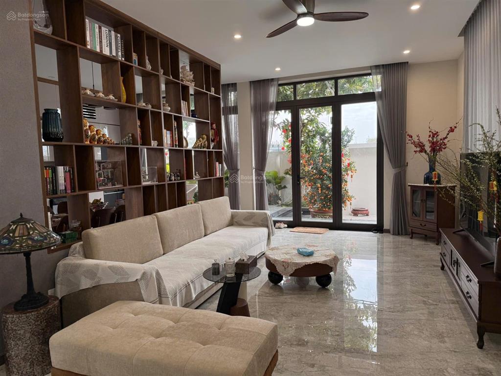 Bán căn biệt thự như hình  view trực diện sông.
diện tích đất 367m (14,7x 25m)