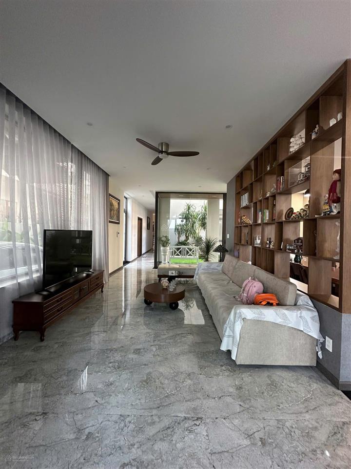 Bán căn biệt thự như hình  view trực diện sông.
diện tích đất 367m (14,7x 25m)