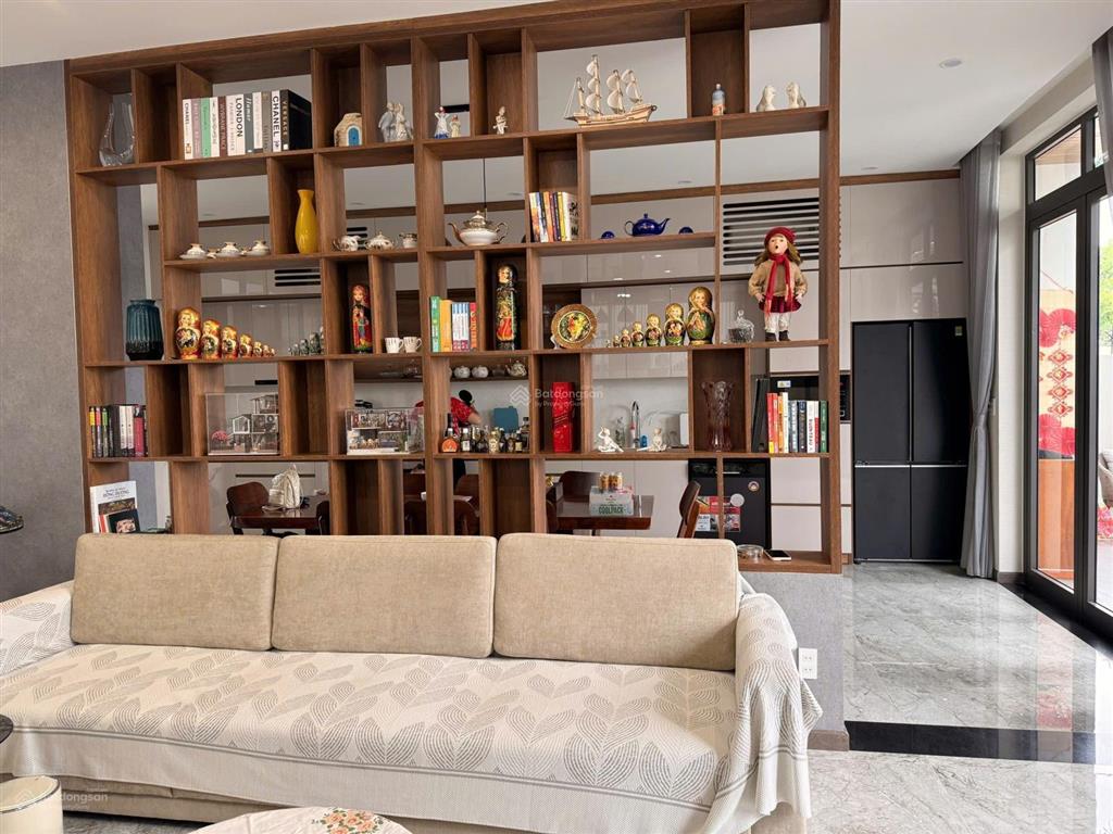 Bán căn biệt thự như hình  view trực diện sông.
diện tích đất 367m (14,7x 25m)