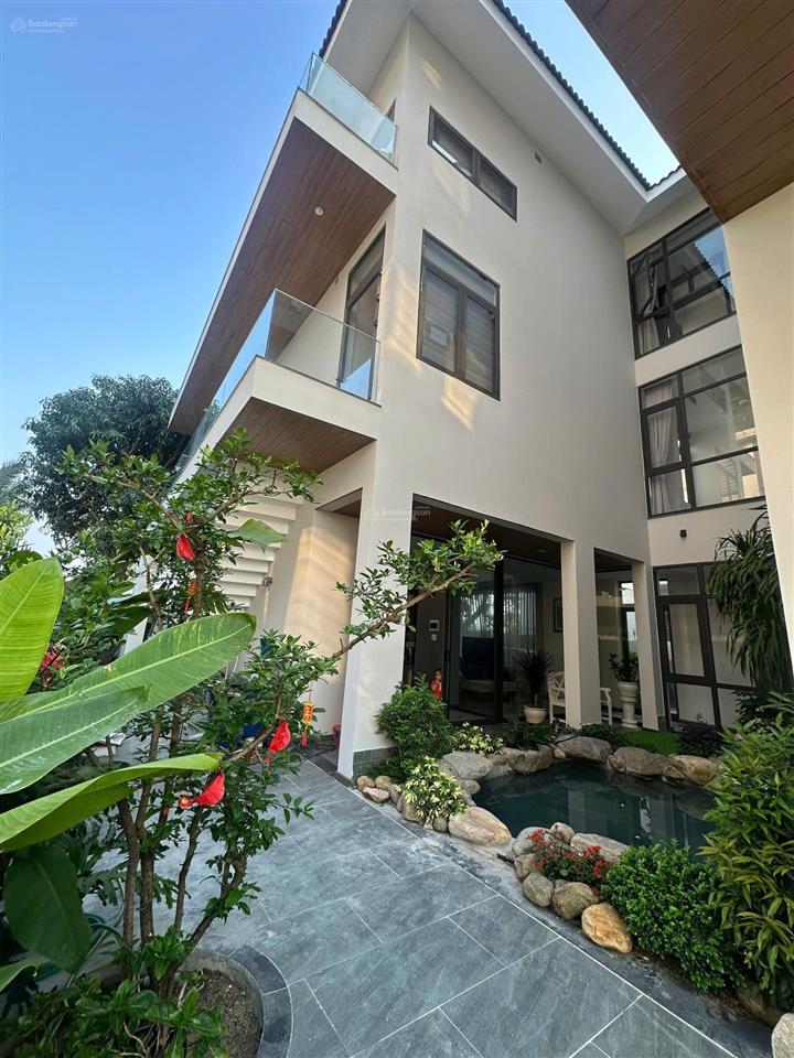 Bán căn biệt thự như hình  view trực diện sông.
diện tích đất 367m (14,7x 25m)