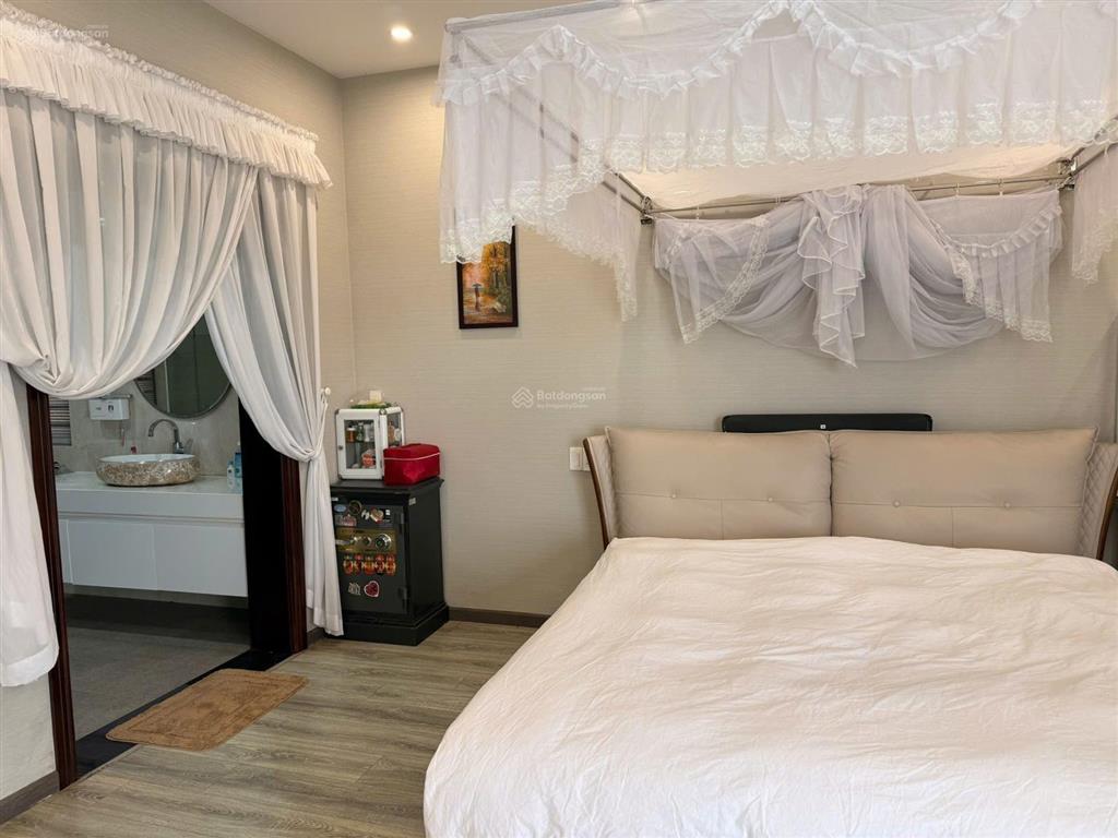 Bán căn biệt thự như hình  view trực diện sông.
diện tích đất 367m (14,7x 25m)