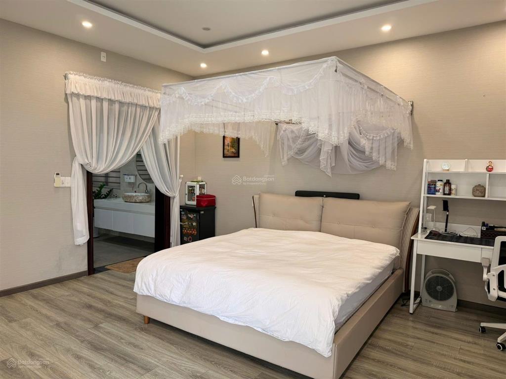 Bán căn biệt thự như hình  view trực diện sông.
diện tích đất 367m (14,7x 25m)