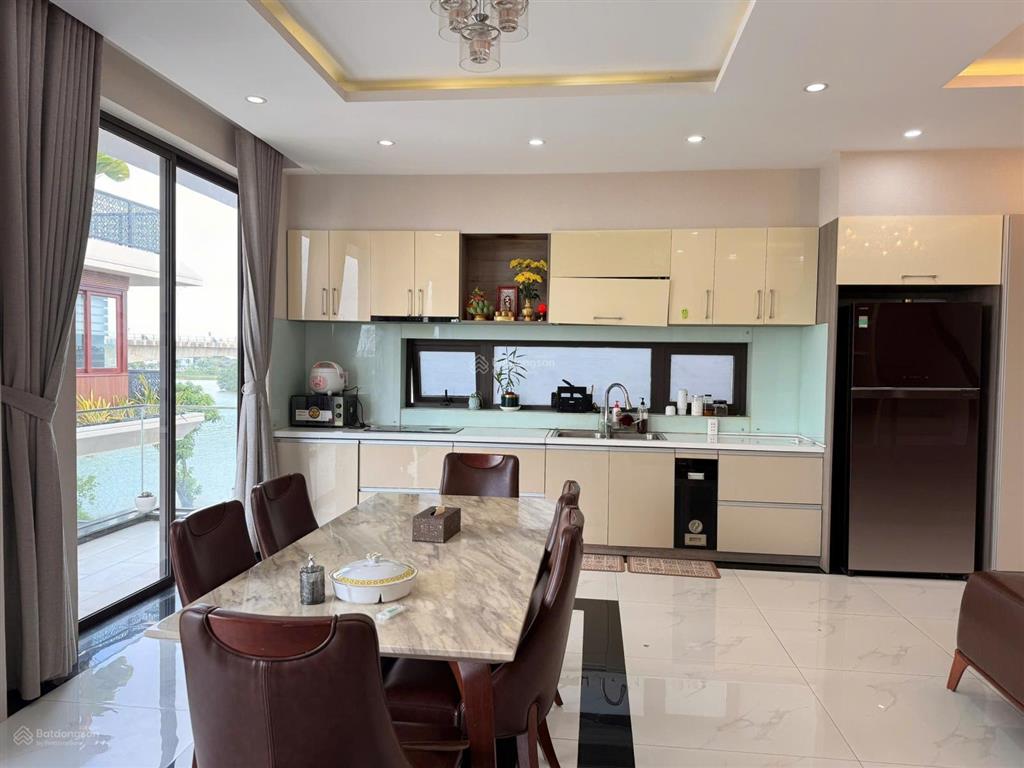 Bán căn biệt thự như hình  view trực diện sông.
diện tích đất 367m (14,7x 25m)