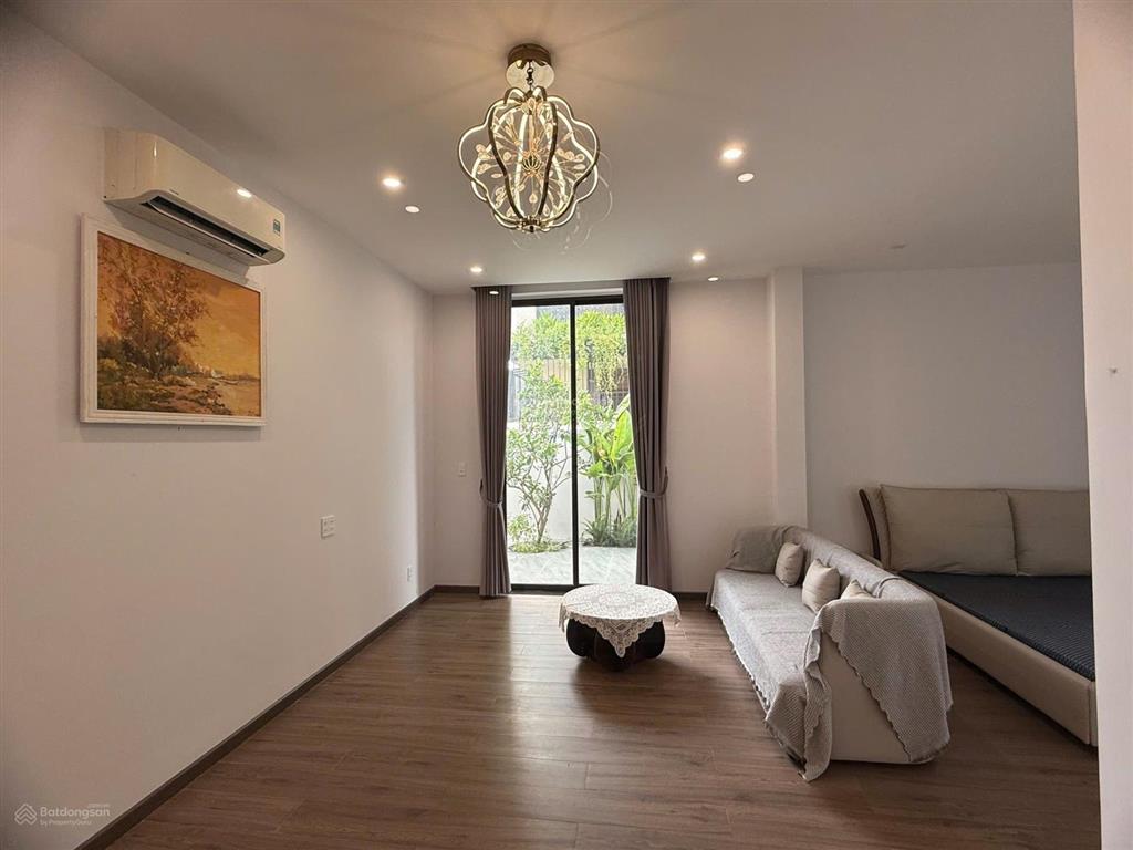 Bán căn biệt thự như hình  view trực diện sông.
diện tích đất 367m (14,7x 25m)