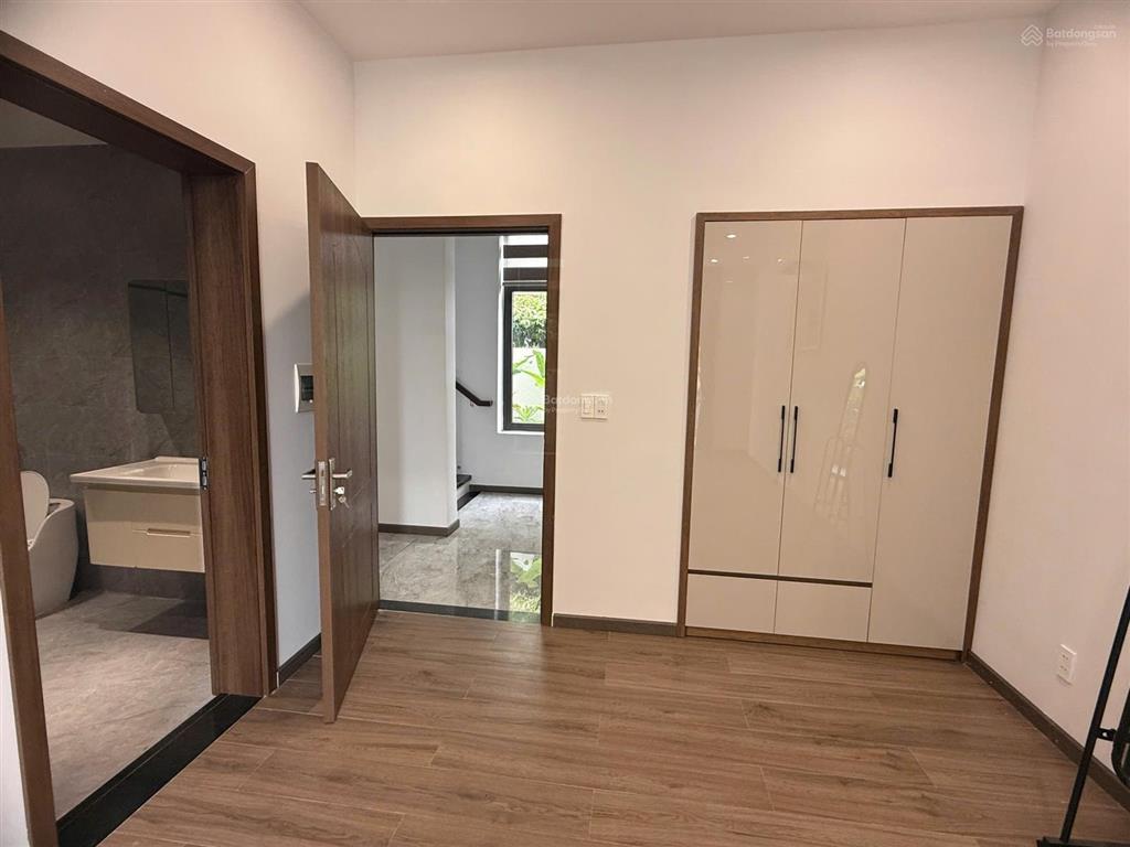 Bán căn biệt thự như hình  view trực diện sông.
diện tích đất 367m (14,7x 25m)