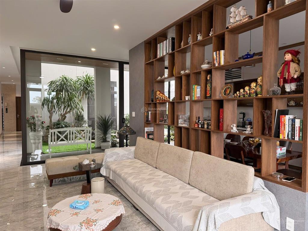 Bán căn biệt thự như hình  view trực diện sông.
diện tích đất 367m (14,7x 25m)