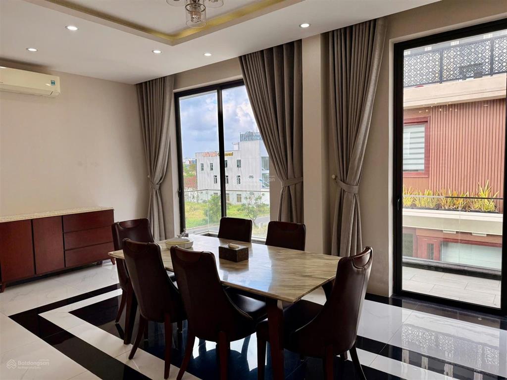 Bán căn biệt thự như hình  view trực diện sông.
diện tích đất 367m (14,7x 25m)