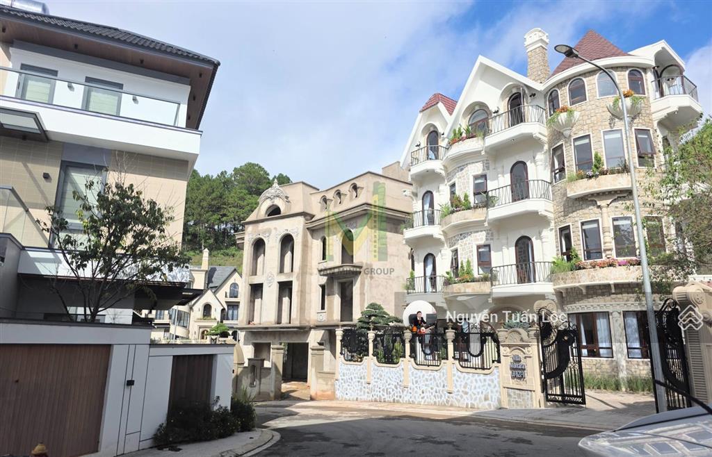 Chính chủ cần bán villa sân vườn kiểu pháp tại khu biệt thự an sơn, đà lạt, có hồ cá koi, thang máy