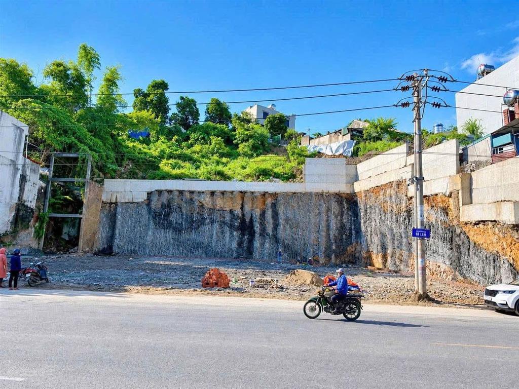 Hàng khủng thuận tiện kinh doanh buôn bán showroom ôtô nội thất. mặt tiền 32m.  0879 666 ***