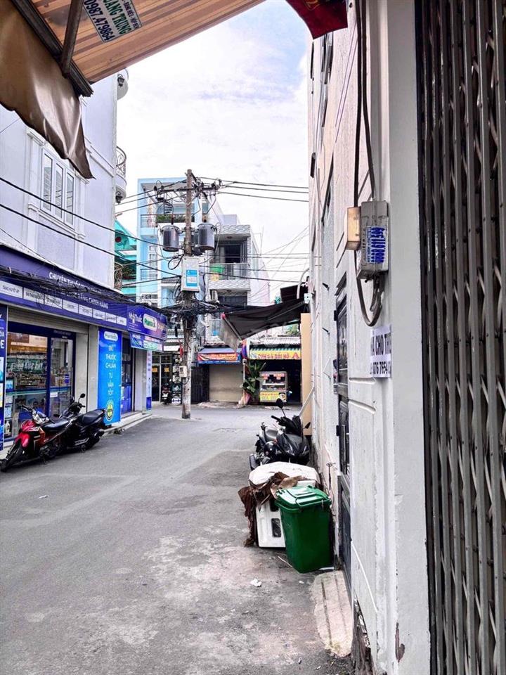 Nhà mặt tiền hẻm rộng, tiện ở kết hợp kinh doanh