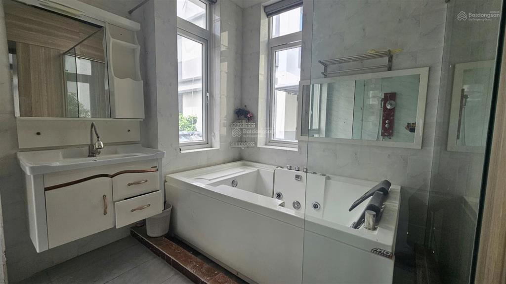 Hot  villa đường bát nàn 8 phòng ngủ, 15mx18m  70tr / tháng