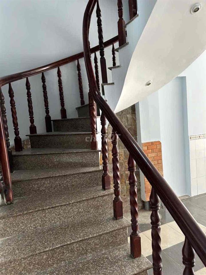 Nhà mặt tiền kinh doanh  cho thuê nguyên căn chợ bà hom
