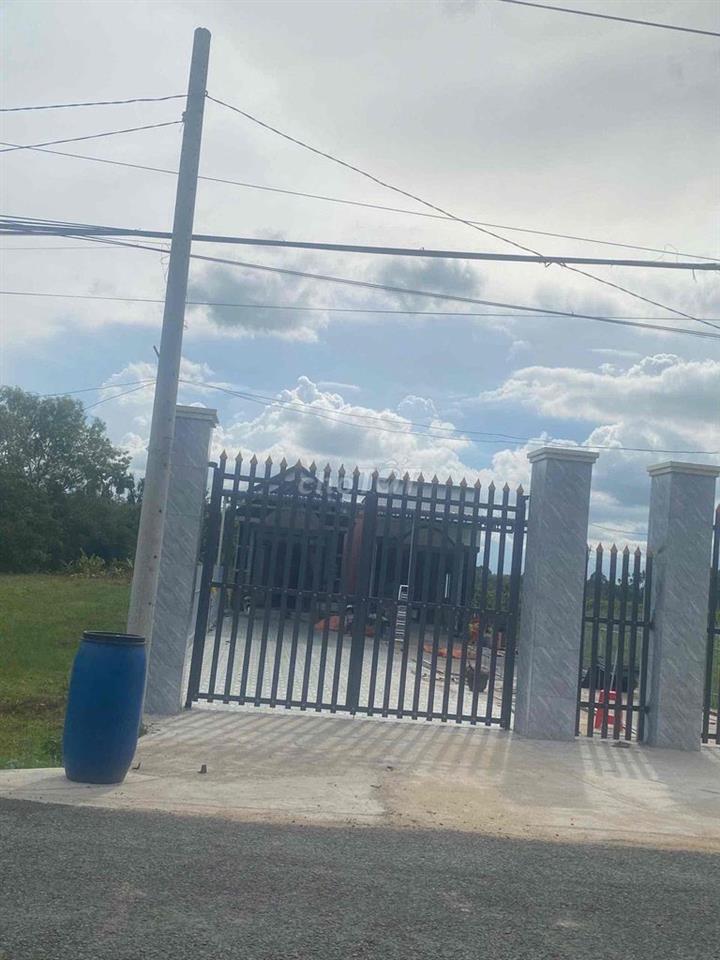 nhà nóc thái mới 99% 5x70 thổ cư 50m 1ty290