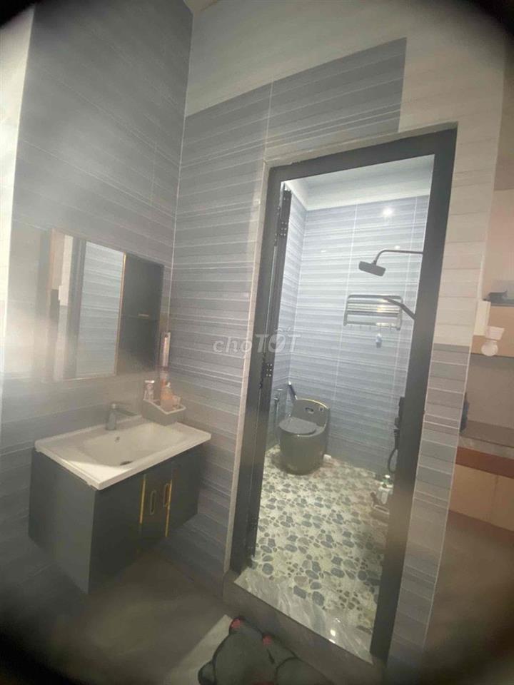 nhà nóc thái mới 99% 5x70 thổ cư 50m 1ty290