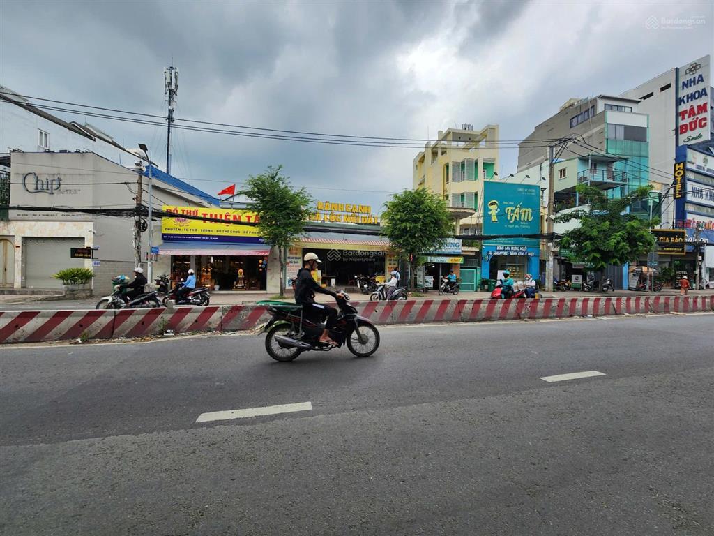 Nhà mặt tiền quận 7 lớn 8 mét x 22m nguyên căn 1130 đối diện trường học và phường phú thuận q7