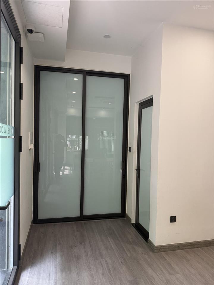 Chính chủ cho thuê mặt bằng góc 2 mặt tuền, làm văn phòng, nhà đẹp như hình. 60m2, 18tr/tháng.