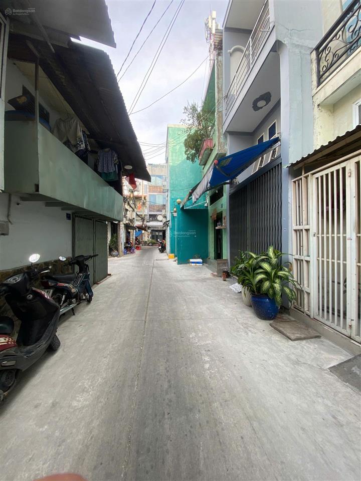 Bán nhà nhỏ xinh  3 tầng lầu. nhà mới đẹp. nhỉnh 3 tỷ. hẻm xe hơi quận 11 giáp quận 10.