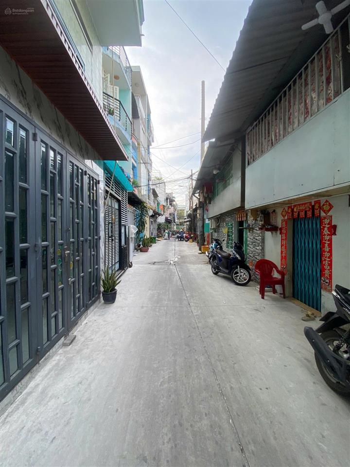 Bán nhà nhỏ xinh  3 tầng lầu. nhà mới đẹp. nhỉnh 3 tỷ. hẻm xe hơi quận 11 giáp quận 10.