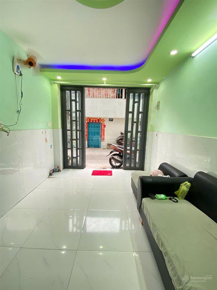 Bán nhà nhỏ xinh  3 tầng lầu. nhà mới đẹp. nhỉnh 3 tỷ. hẻm xe hơi quận 11 giáp quận 10.