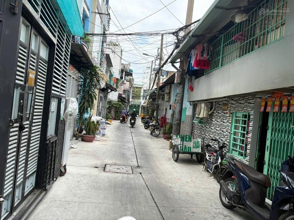 Bán nhà nhỏ xinh  3 tầng lầu. nhà mới đẹp. nhỉnh 3 tỷ. hẻm xe hơi quận 11 giáp quận 10.