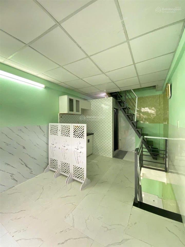 Bán nhà nhỏ xinh  3 tầng lầu. nhà mới đẹp. nhỉnh 3 tỷ. hẻm xe hơi quận 11 giáp quận 10.