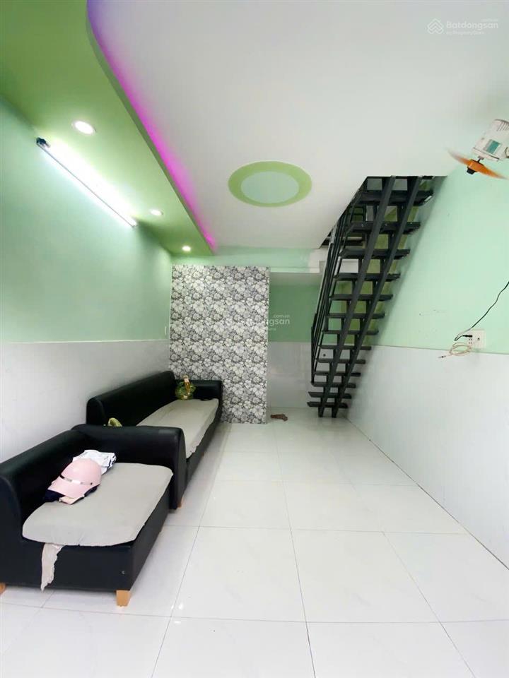 Bán nhà nhỏ xinh  3 tầng lầu. nhà mới đẹp. nhỉnh 3 tỷ. hẻm xe hơi quận 11 giáp quận 10.