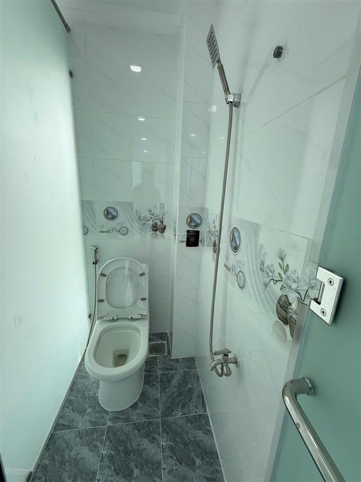 Cho thuê nhà nhỏ xinh hai mặt tiền (trước+sau) 3 tầng. 6 triệu