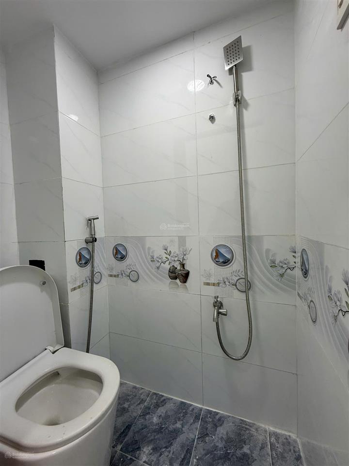 Cho thuê nhà nhỏ xinh hai mặt tiền (trước+sau) 3 tầng. 6 triệu