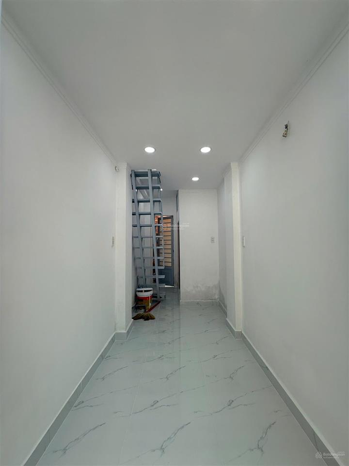 Cho thuê nhà nhỏ xinh hai mặt tiền (trước+sau) 3 tầng. 6 triệu