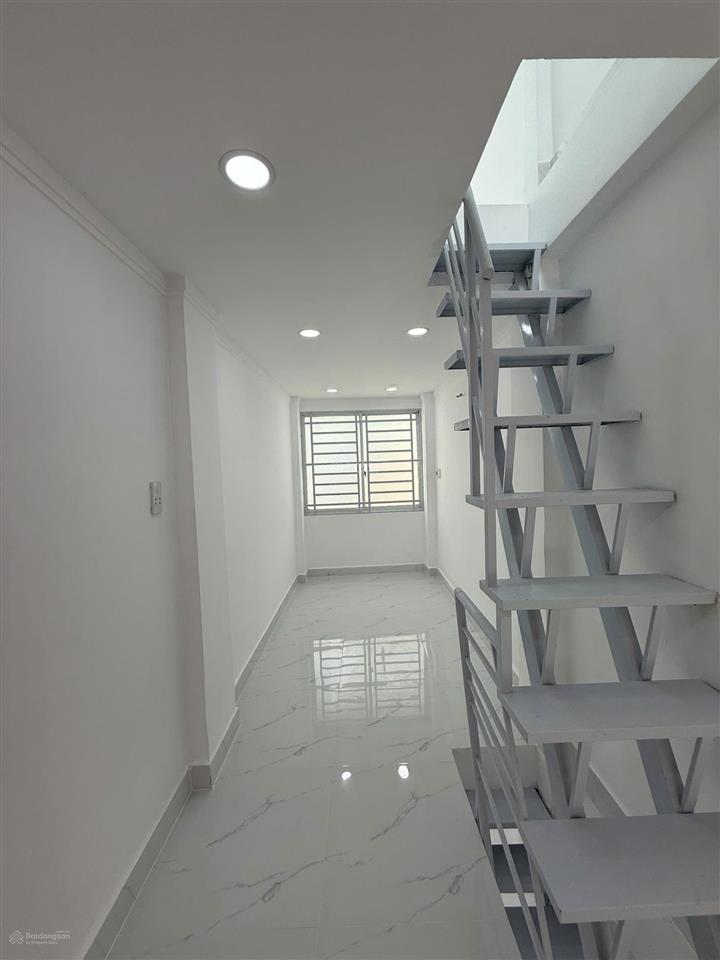Cho thuê nhà nhỏ xinh hai mặt tiền (trước+sau) 3 tầng. 6 triệu