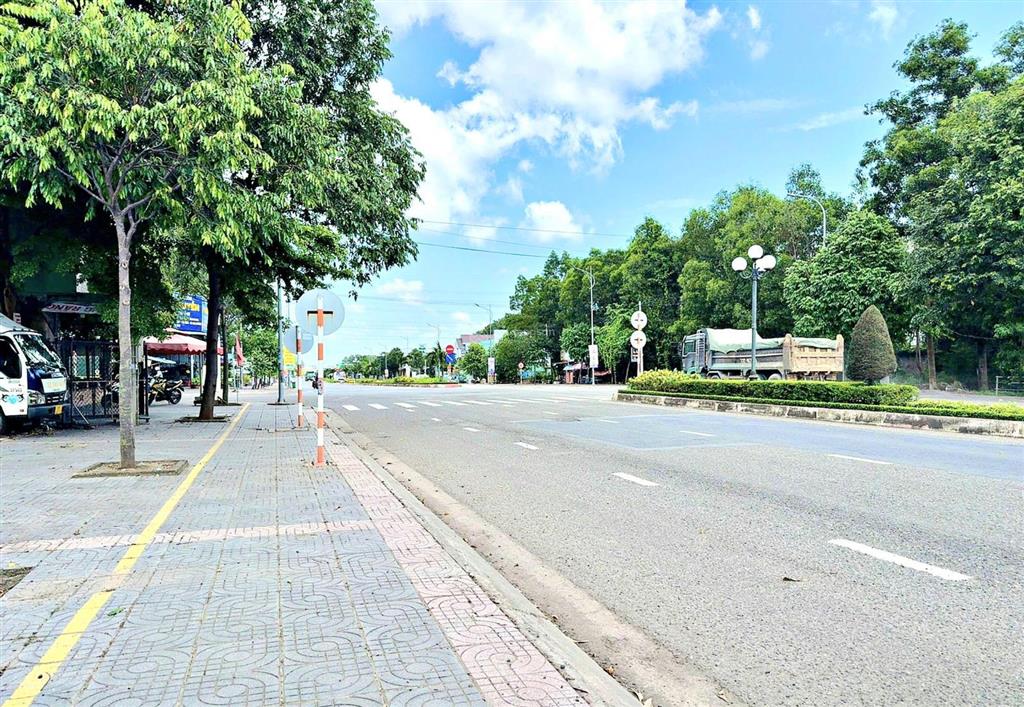 Bán siêu phẩm mt cách mạng tháng tám trung tâm phú mỹ, dân cư đông đúc, dt 5x23m full thổ giá 5.2tỷ