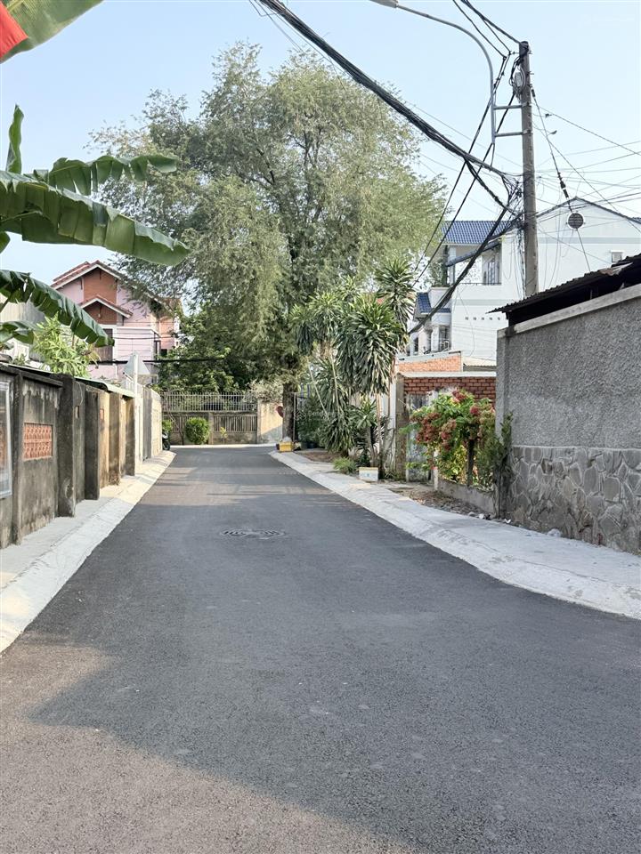 Bán nhà 3 tầng ngay học viện chính trị man thiện  đường xe hơi thông 2 đầu tiện buôn bán