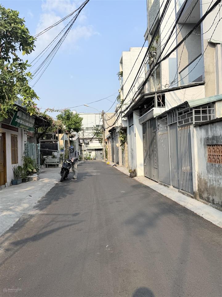 Bán nhà 3 tầng ngay học viện chính trị man thiện  đường xe hơi thông 2 đầu tiện buôn bán