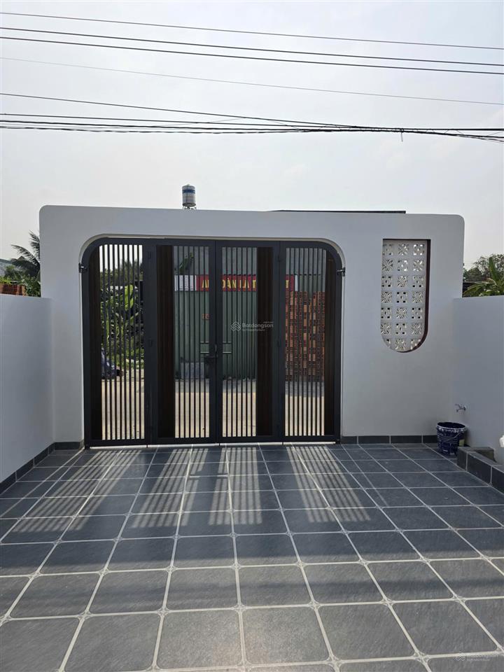 Bán nhà mới xây tặng full nội thất, vị trí gần các tiện ích dịch vụ