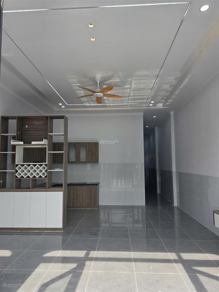 Bán nhà mới xây tặng full nội thất, vị trí gần các tiện ích dịch vụ
