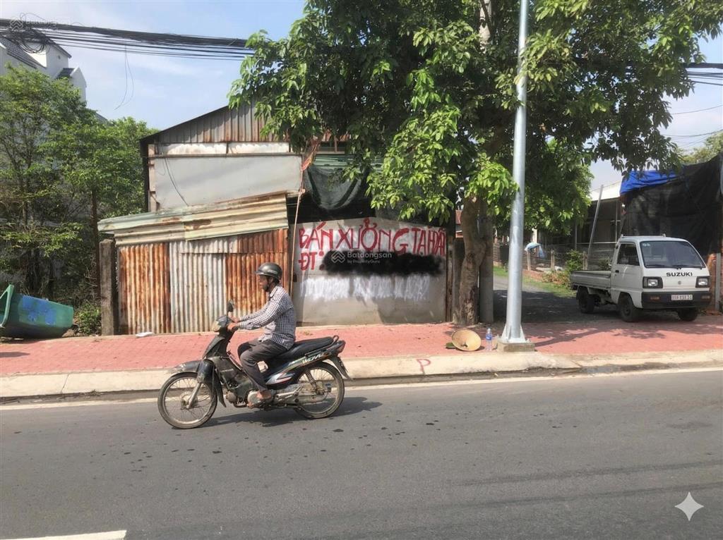 Hạ giá 500tr! lô đất có nhà xưởng cũ mt đường tỉnh lộ 8, dt 195m, full thổ, xã hòa phú