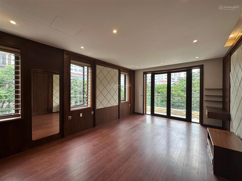 Cho thuê biệt tự mới có thang máy hầm rộng kđt nam cường bắc từ liêm. dt 220m 4 nổi 1 hầm giá 50tr