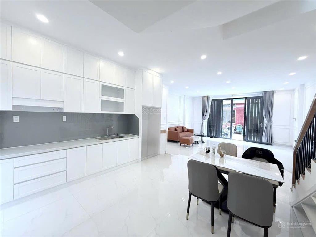 Bán nhà gấp  đường lạc long quân, phường 8, tân bình dt 6x11m cn 64m2 3 tầng mới, vị trí đẹp