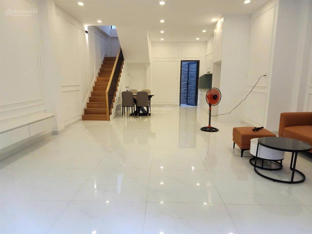 Bán nhà giảm 600tr 6x12m 3 tầng, lạc long quân, p.8, q. tân bình (đậu được 15 chiếc xe máy ở sân)