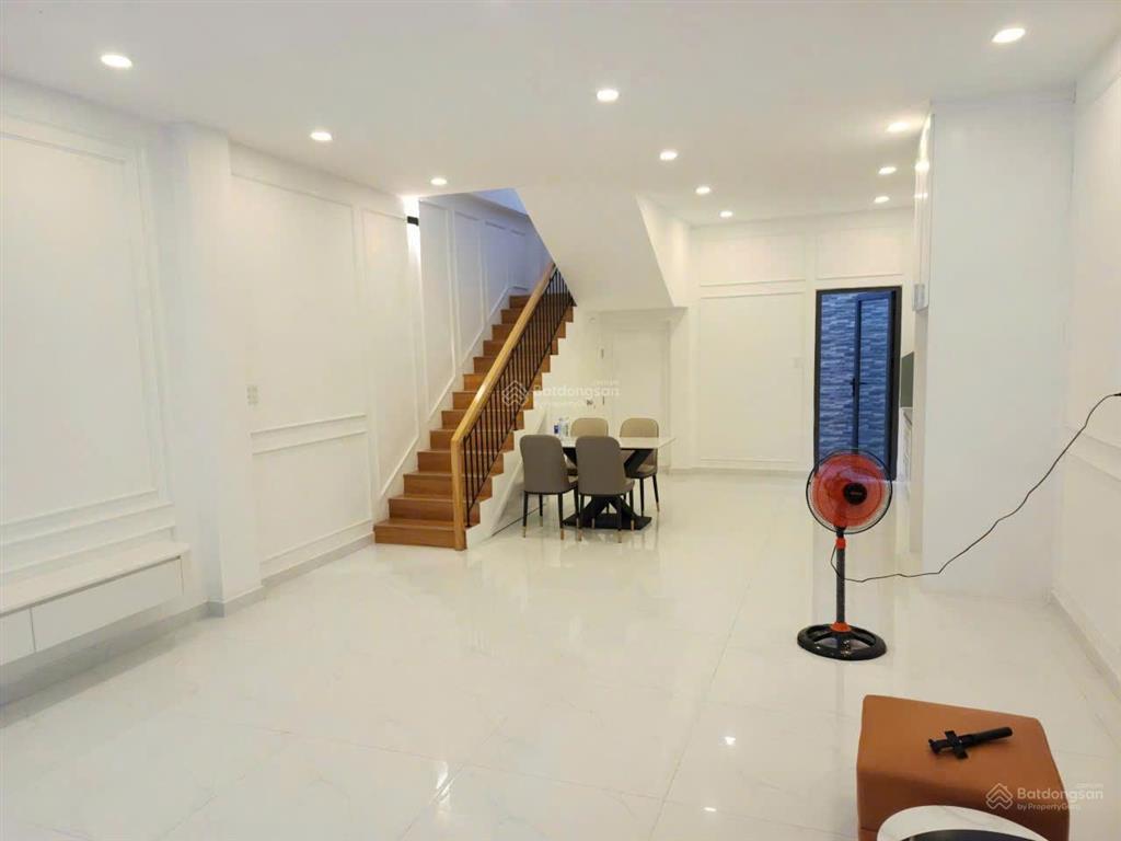 Bán nhà giảm 600tr 6x12m 3 tầng, lạc long quân, p.8, q. tân bình (đậu được 15 chiếc xe máy ở sân)