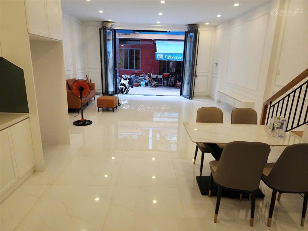Bán nhà giảm 600tr 6x12m 3 tầng, lạc long quân, p.8, q. tân bình (đậu được 15 chiếc xe máy ở sân)