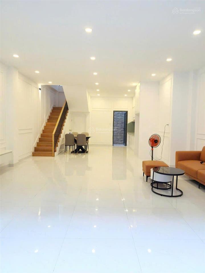 Bán nhà giảm 600tr 6x12m 3 tầng, lạc long quân, p.8, q. tân bình (đậu được 15 chiếc xe máy ở sân)