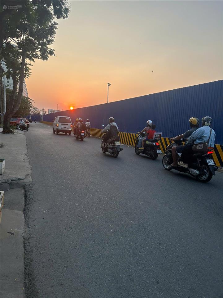 Bán đất kdc phú mỹ chợ lớn đường 20m giáp belleza 4 x 21,5m giá 11.8 tỷ.  0917 174 *** nhi