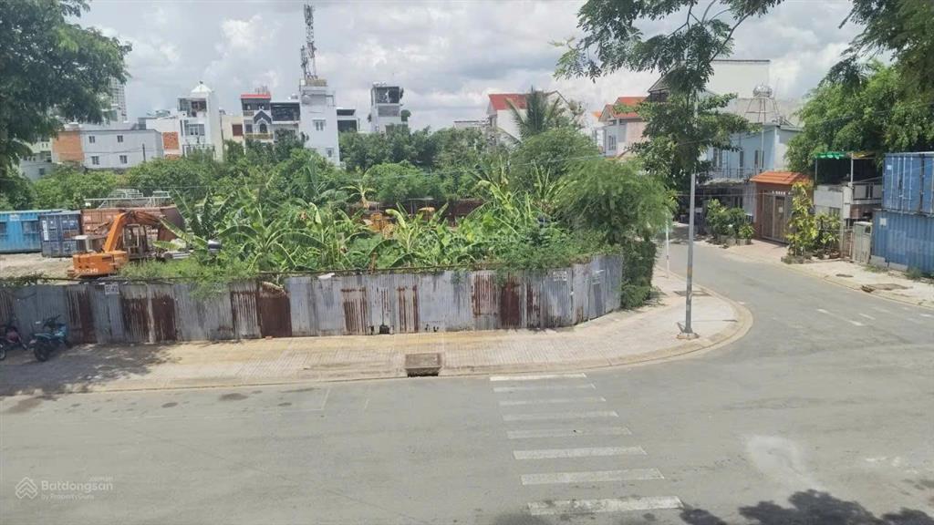 Bán gấp lô góc biệt thự c1q4 phú mỹ hưng giá hạ còn 35 tỷ. 0918 811 *** tuấn anh