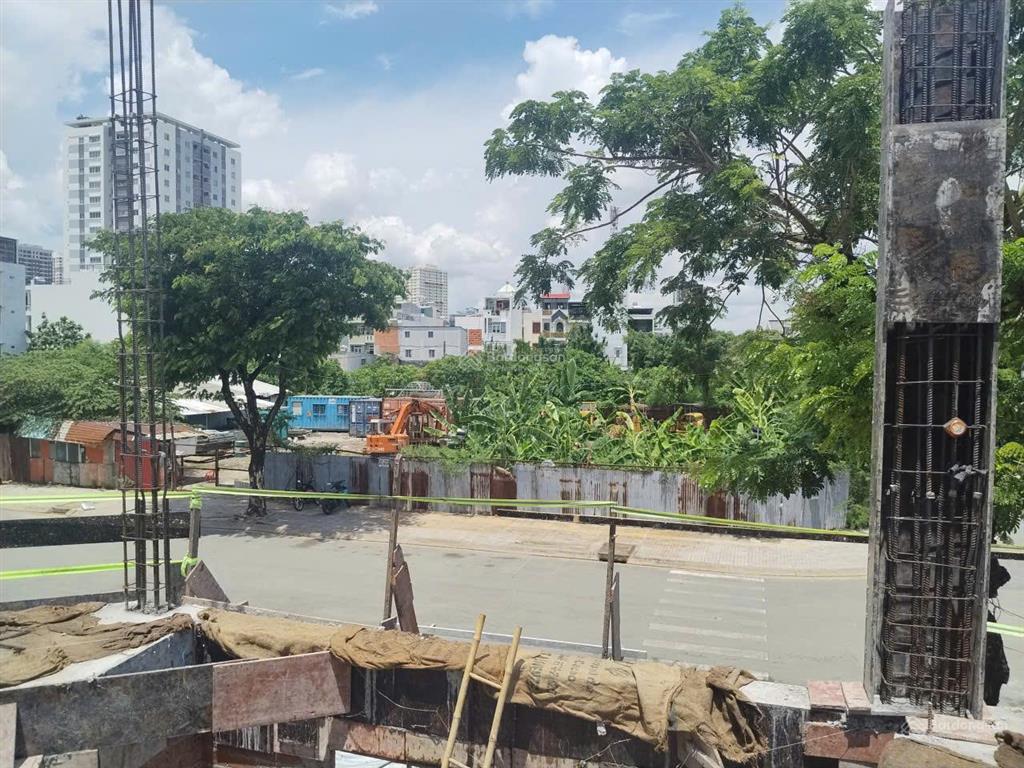 Bán gấp lô góc biệt thự c1q4 phú mỹ hưng giá hạ còn 35 tỷ. 0918 811 *** tuấn anh