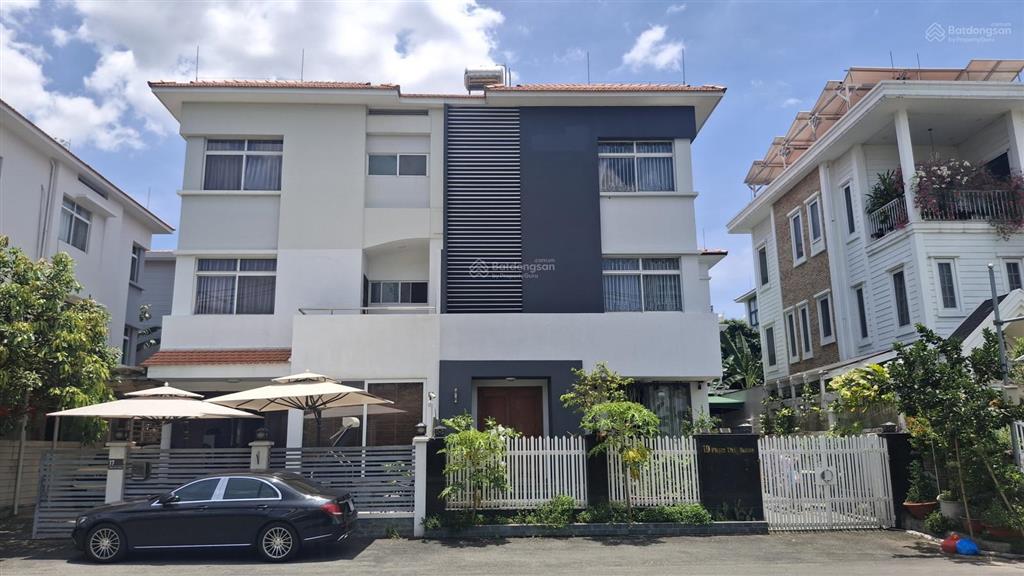 Cần bán gấp căn biệt thự khu mỹ gia, phú mỹ hưng cạnh công viên 2hecta với dt tổng 289m2 có 5pn.