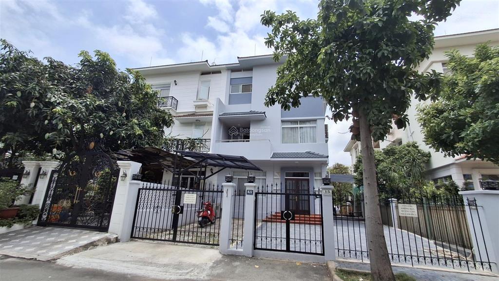 Cần bán gấp căn biệt thự khu mỹ gia, phú mỹ hưng cạnh công viên 2hecta với dt tổng 289m2 có 5pn.