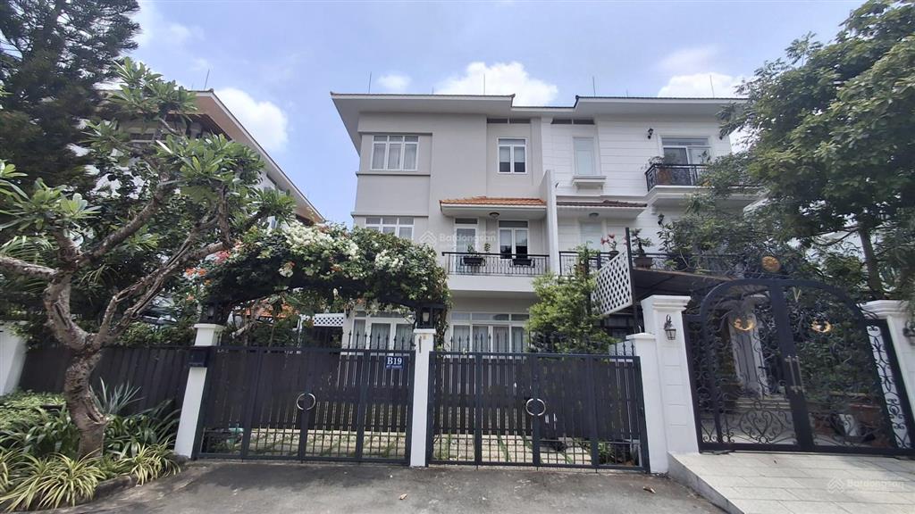 Cần bán gấp căn biệt thự khu mỹ gia, phú mỹ hưng cạnh công viên 2hecta với dt tổng 289m2 có 5pn.